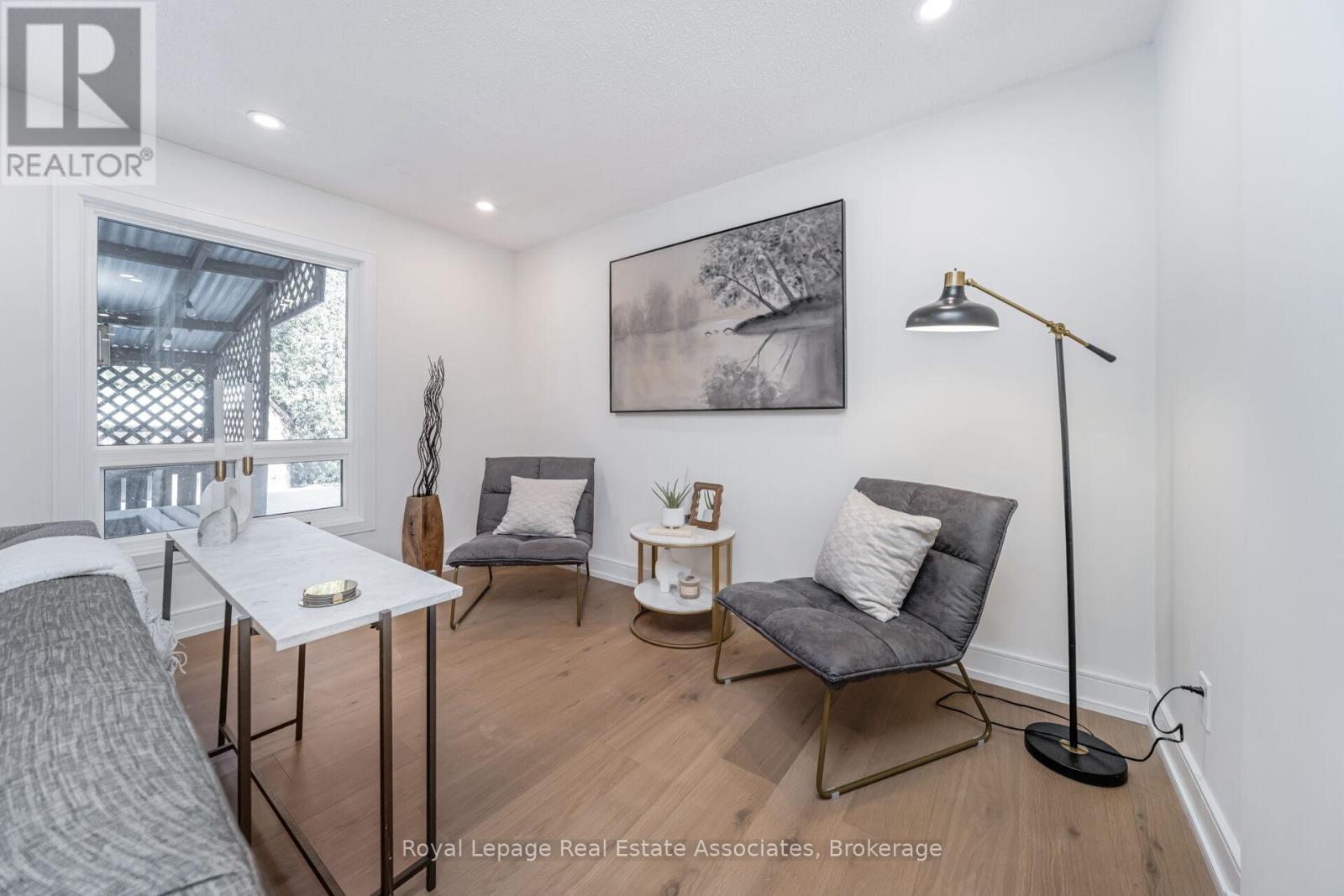 471 Valhalla Court, Oakville (Wo West), Ontario  L6L 5M5 - Photo 7 - W12843070