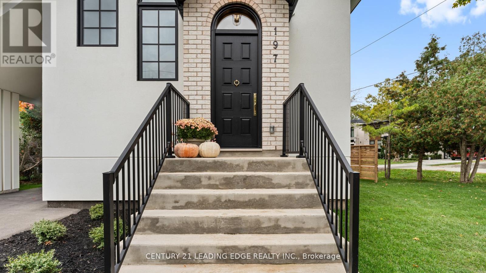 197 Glen Oak Drive N, Oakville (Wo West), Ontario  L6K 2J3 - Photo 3 - W12843096