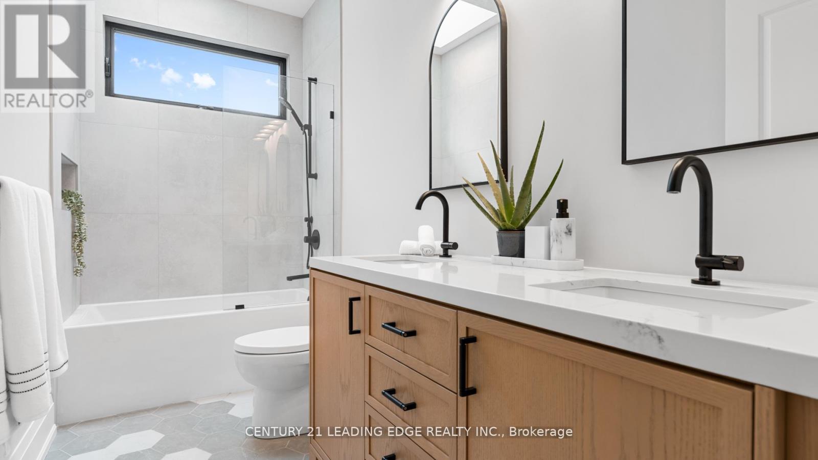 197 Glen Oak Drive N, Oakville (Wo West), Ontario  L6K 2J3 - Photo 33 - W12843096