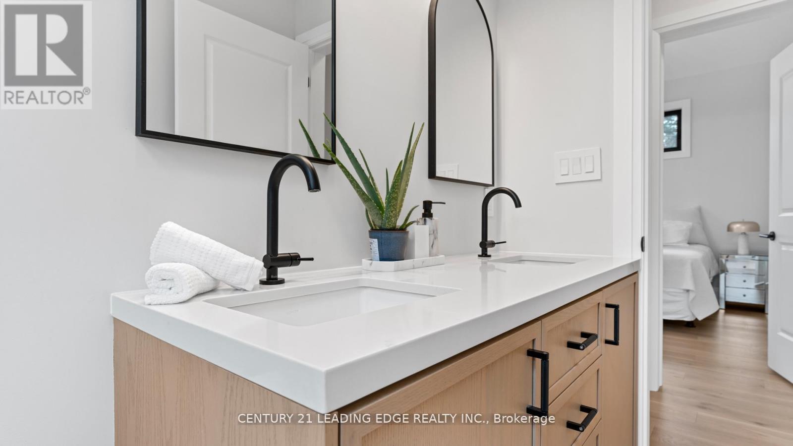 197 Glen Oak Drive N, Oakville (Wo West), Ontario  L6K 2J3 - Photo 34 - W12843096