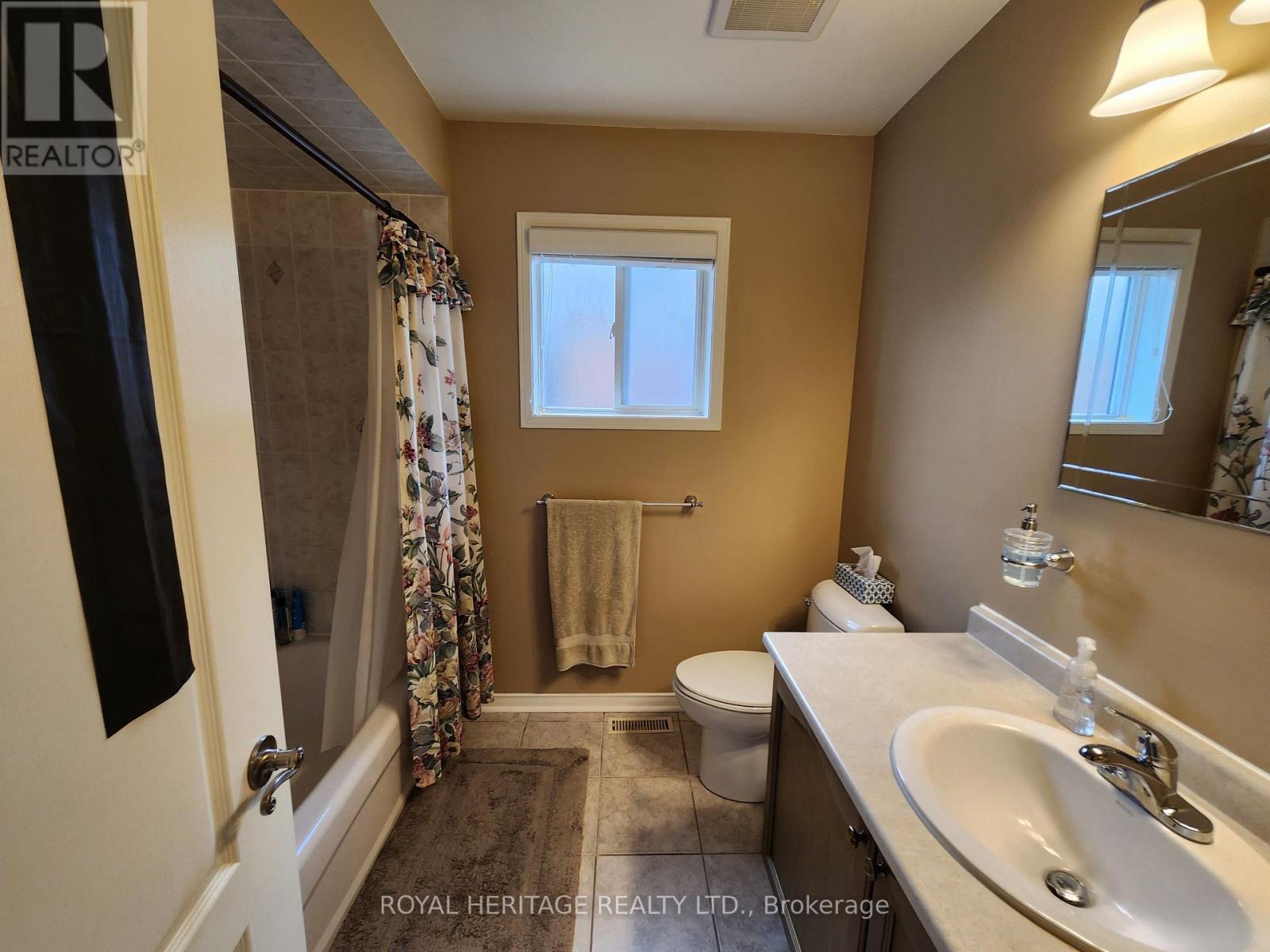 127 Knapton Drive, Newmarket (Woodland Hill), Ontario  L3X 3B3 - Photo 16 - N12843198