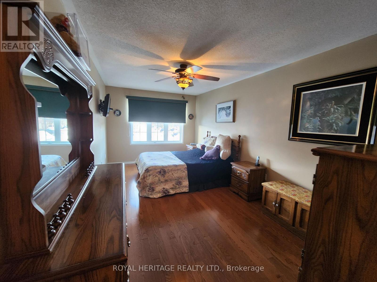 127 Knapton Drive, Newmarket (Woodland Hill), Ontario  L3X 3B3 - Photo 8 - N12843198