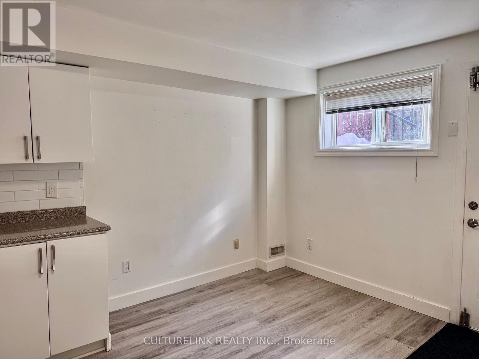 Lower - 918 St Clarens Avenue, Toronto, Ontario  M6H 3X6 - Photo 5 - W12682794
