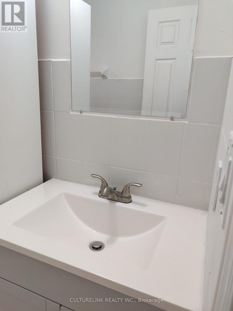 Lower - 918 St Clarens Avenue, Toronto, Ontario  M6H 3X6 - Photo 7 - W12682794