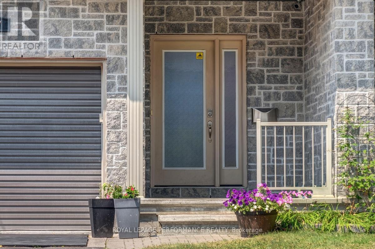 257 Currell Avenue, Ottawa, Ontario  K1Z 7J5 - Photo 2 - X12843124