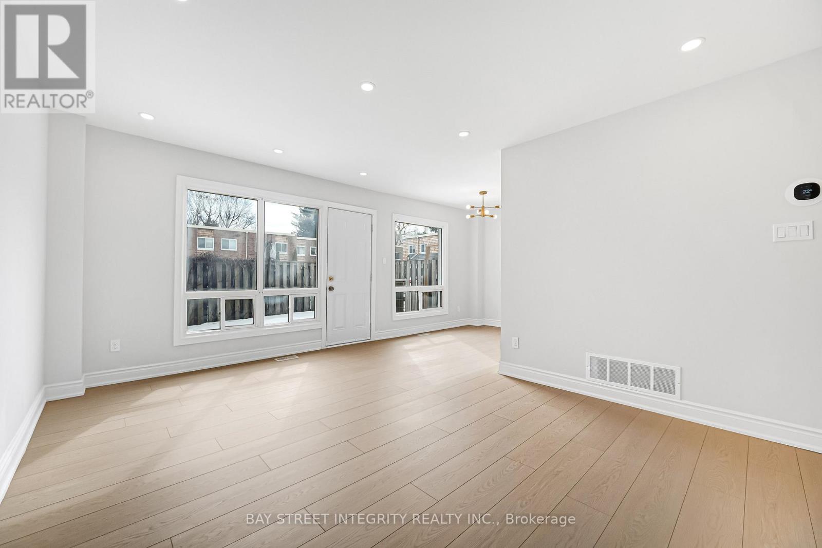 41 Elsa Vine Way, Toronto, Ontario  M2J 4H8 - Photo 8 - C12843180