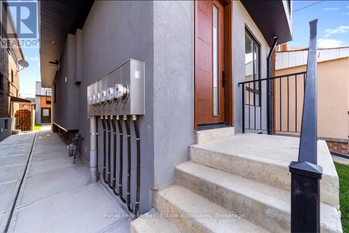 531 Delaware Avenue N, Toronto, Ontario  M6H 2V3 - Photo 4 - C12843388