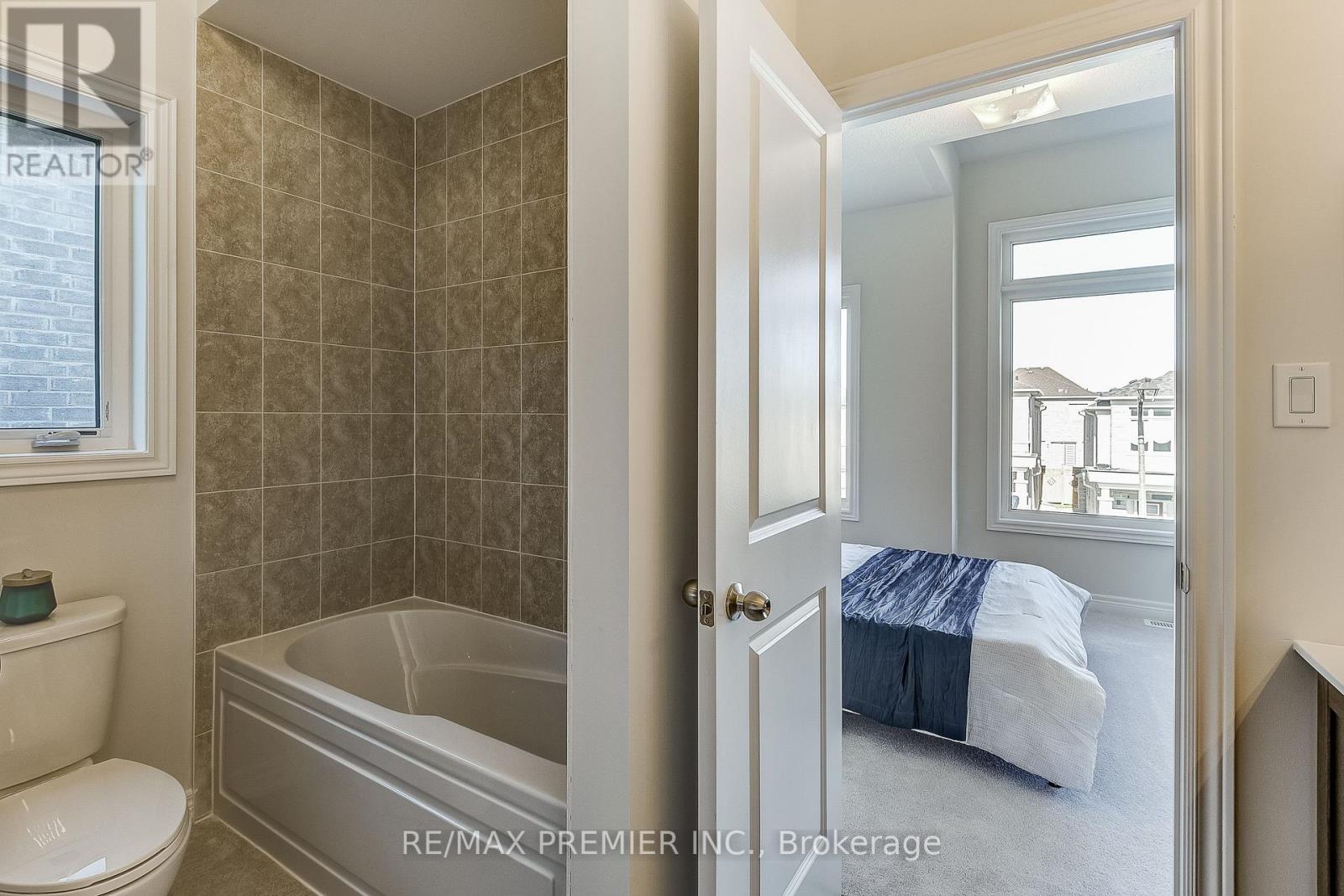 215 Fallharvest Way, Whitchurch-Stouffville, Ontario  L4A 0S1 - Photo 37 - N12843138