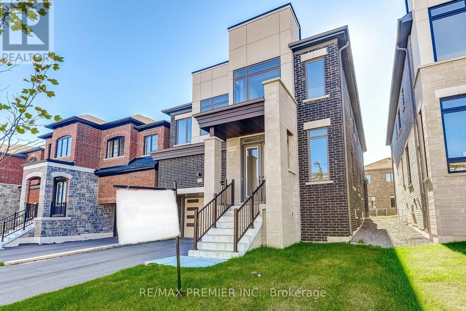 215 Fallharvest Way, Whitchurch-Stouffville, Ontario  L4A 0S1 - Photo 5 - N12843138