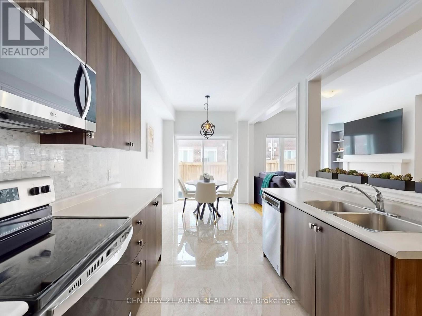 28 Veterans Street, Bradford West Gwillimbury, Ontario  L3Z 4L3 - Photo 10 - N12843282