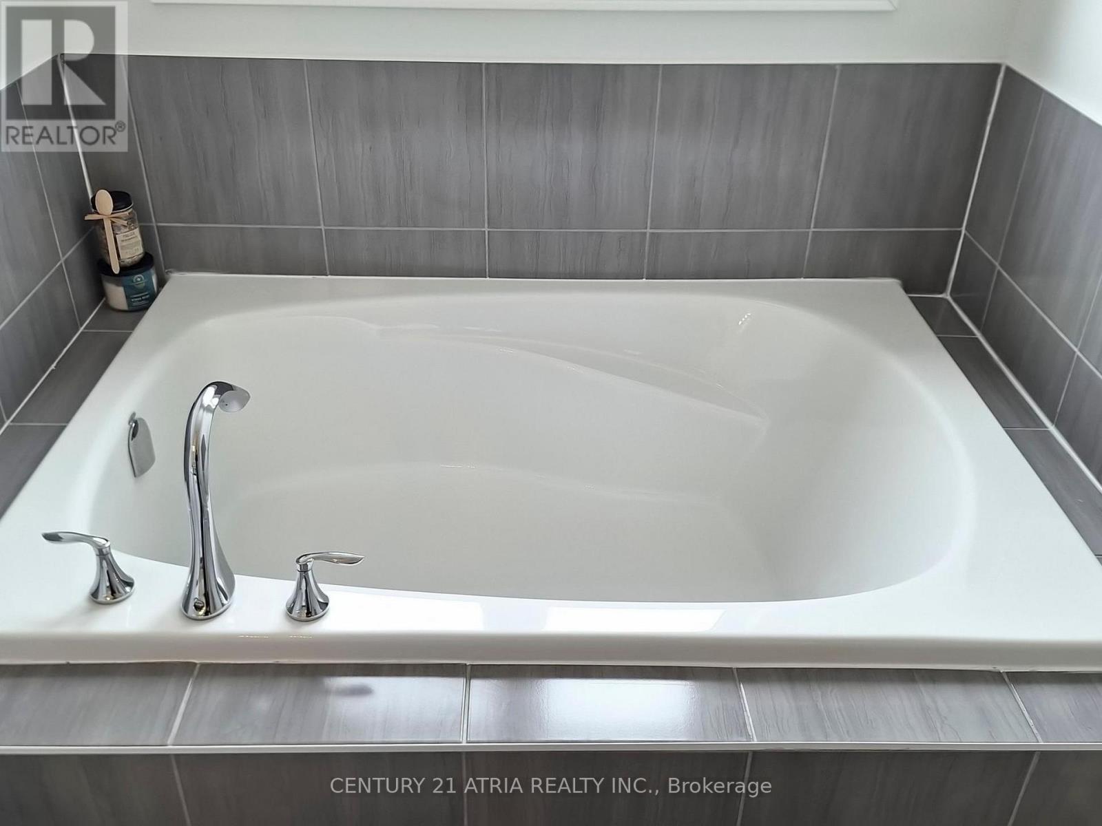 28 Veterans Street, Bradford West Gwillimbury, Ontario  L3Z 4L3 - Photo 28 - N12843282