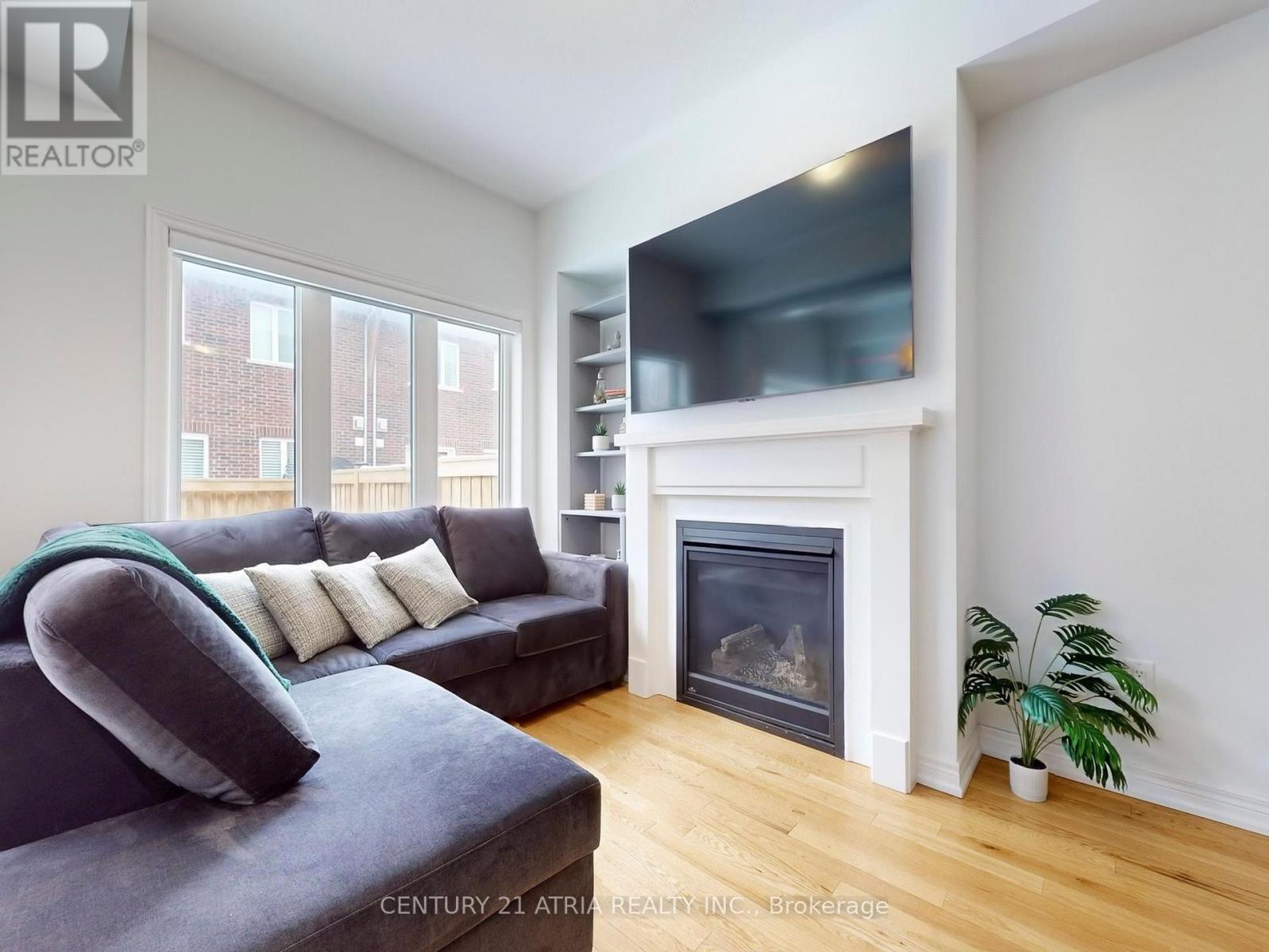 28 Veterans Street, Bradford West Gwillimbury, Ontario  L3Z 4L3 - Photo 5 - N12843282