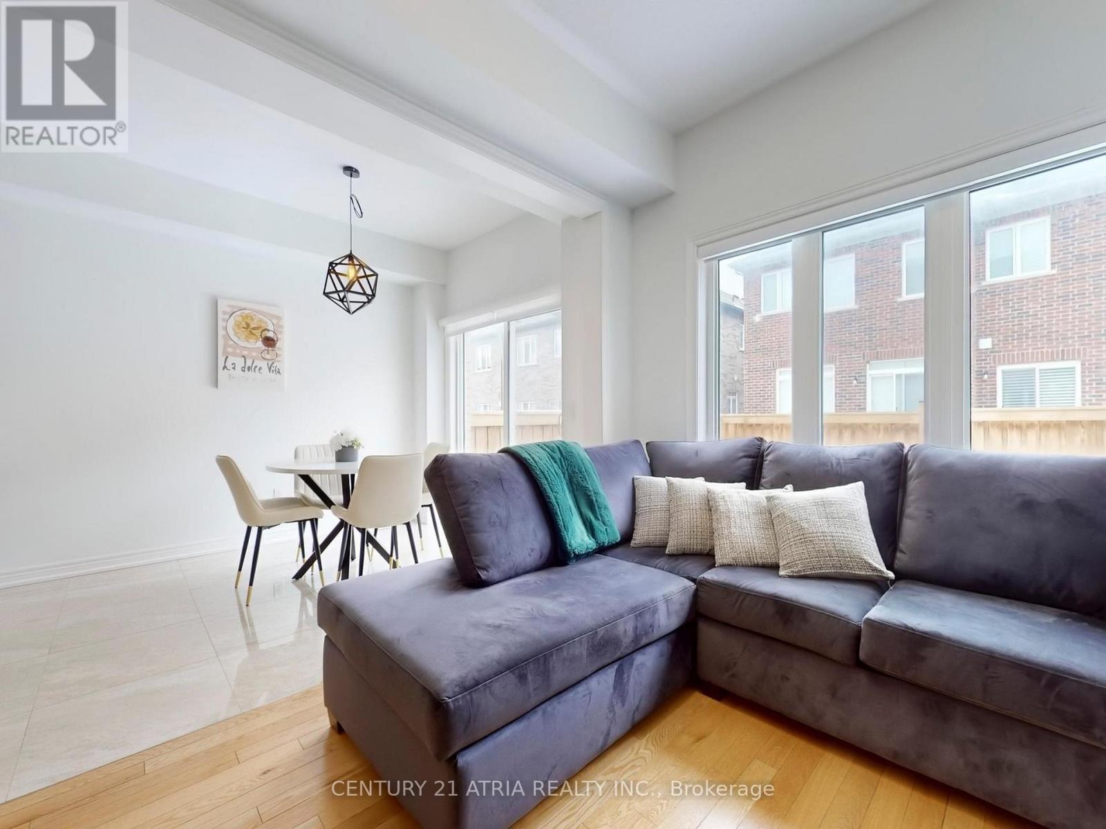 28 Veterans Street, Bradford West Gwillimbury, Ontario  L3Z 4L3 - Photo 6 - N12843282