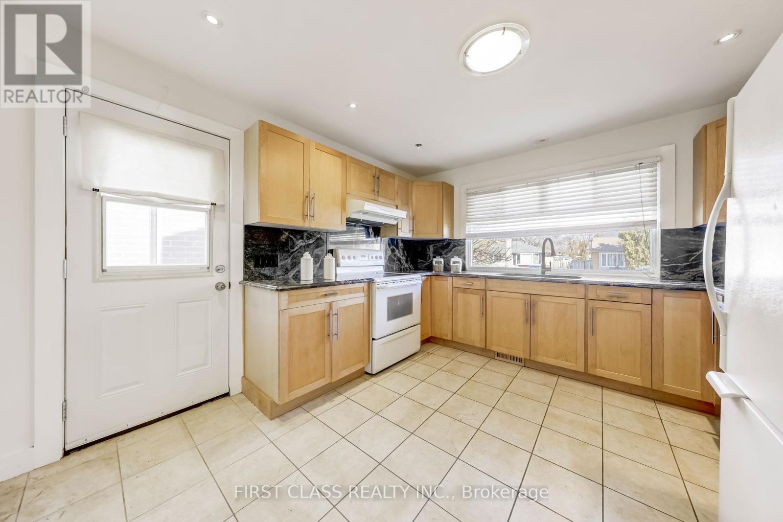 Main Floor - 12 Cartier Crescent, Richmond Hill, Ontario  L4C 2N1 - Photo 2 - N12843370