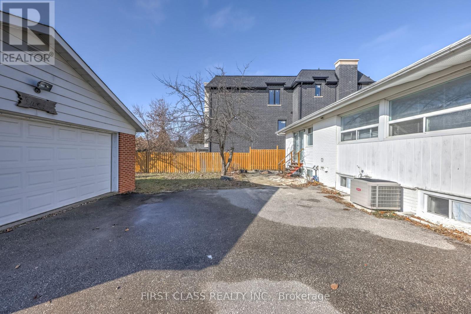 Main Floor - 12 Cartier Crescent, Richmond Hill, Ontario  L4C 2N1 - Photo 6 - N12843370