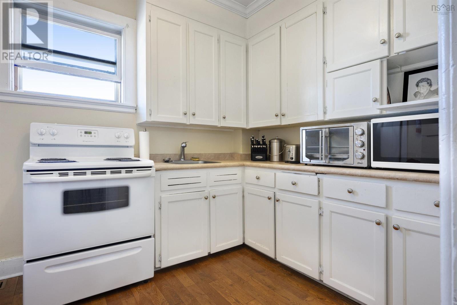 92-94 Pleasant Streets, Bridgewater, Nova Scotia  B4V 1N2 - Photo 5 - 202527896