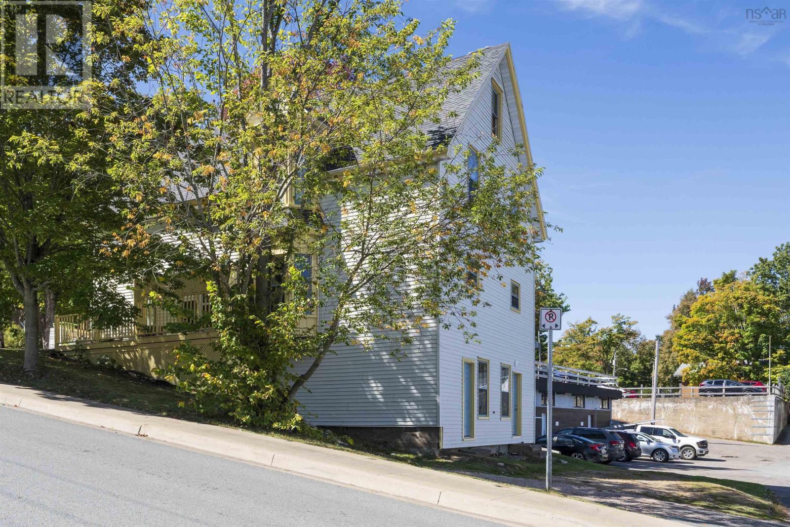 92-94 Pleasant Streets, Bridgewater, Nova Scotia  B4V 1N2 - Photo 4 - 202527896