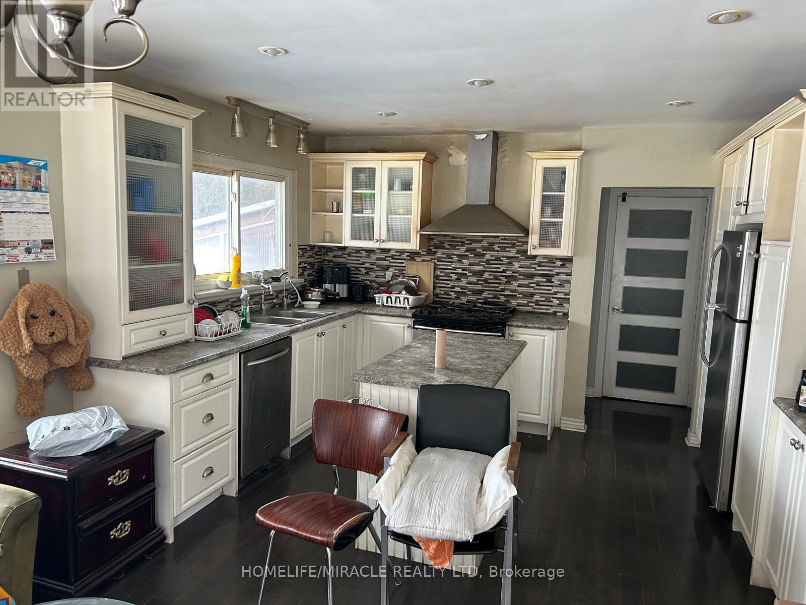 9188 Heritage Road, Brampton, Ontario  L6X 0A1 - Photo 3 - W12843256