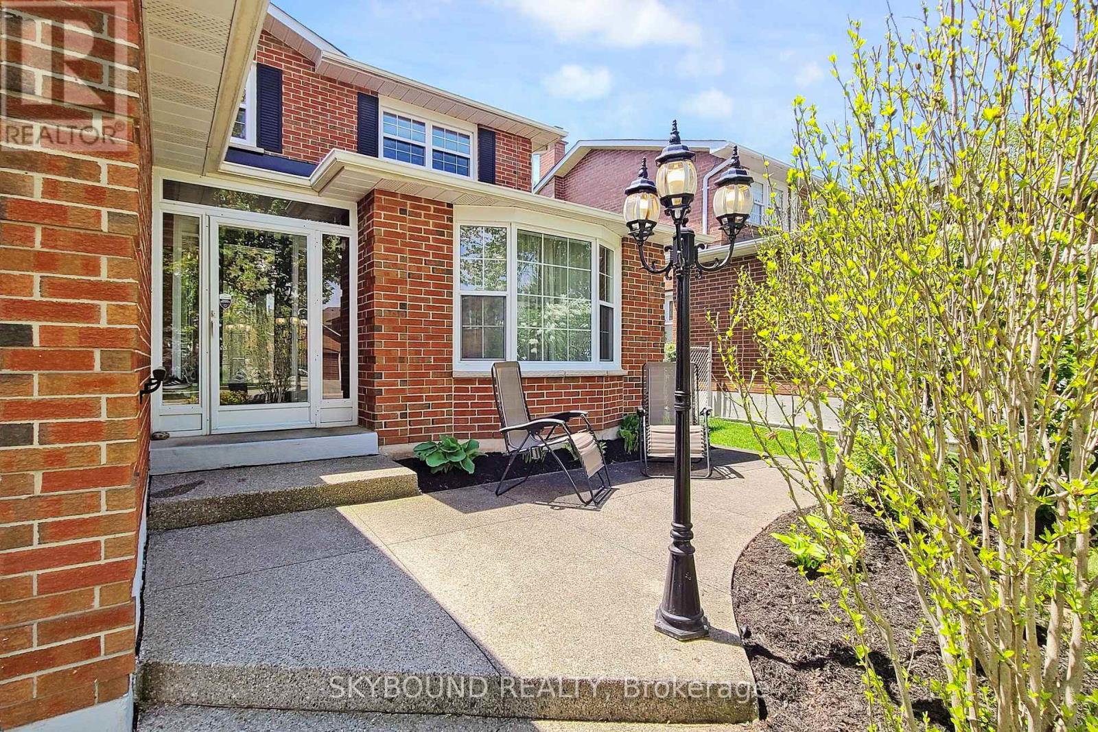 2088 Madden Boulevard, Oakville, Ontario  L6H 3L6 - Photo 2 - W12843266