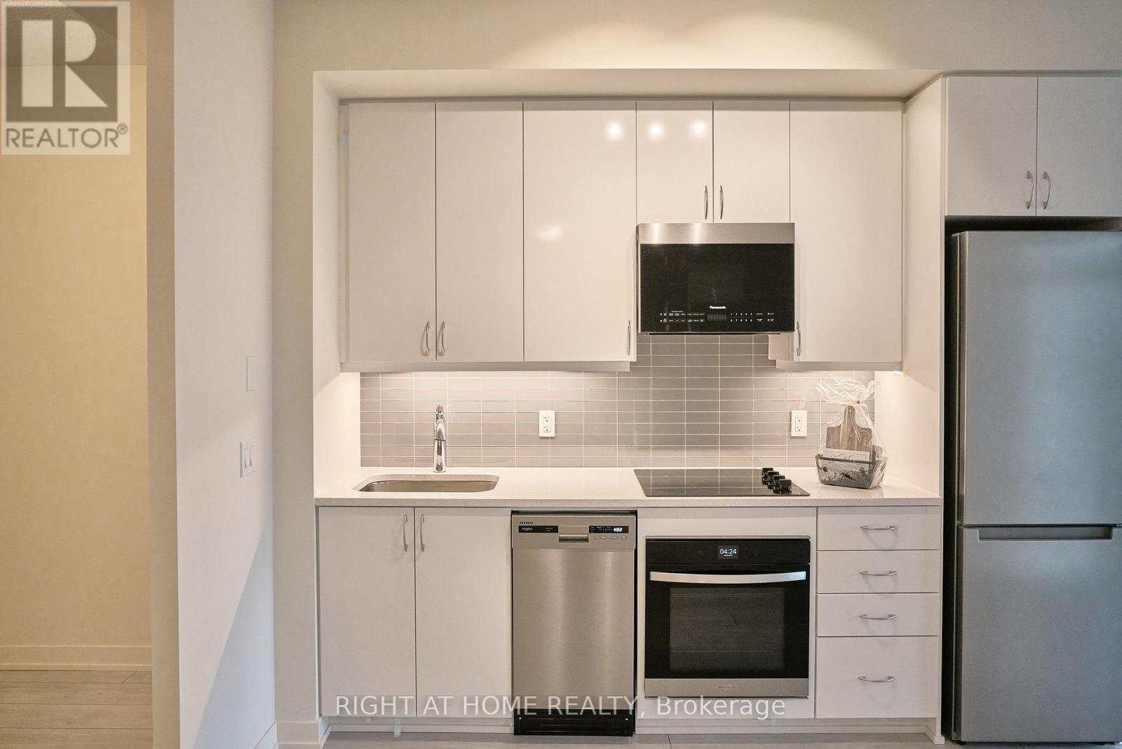 2407 - 38 Annie Craig Drive, Toronto, Ontario  M8V 0G9 - Photo 4 - W12843294