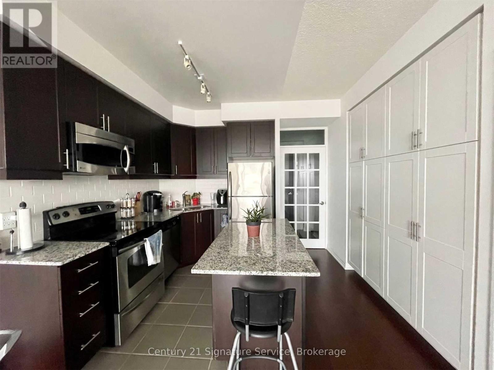 1606 - 223 Webb Drive, Mississauga, Ontario  L5B 0E8 - Photo 8 - W12843312