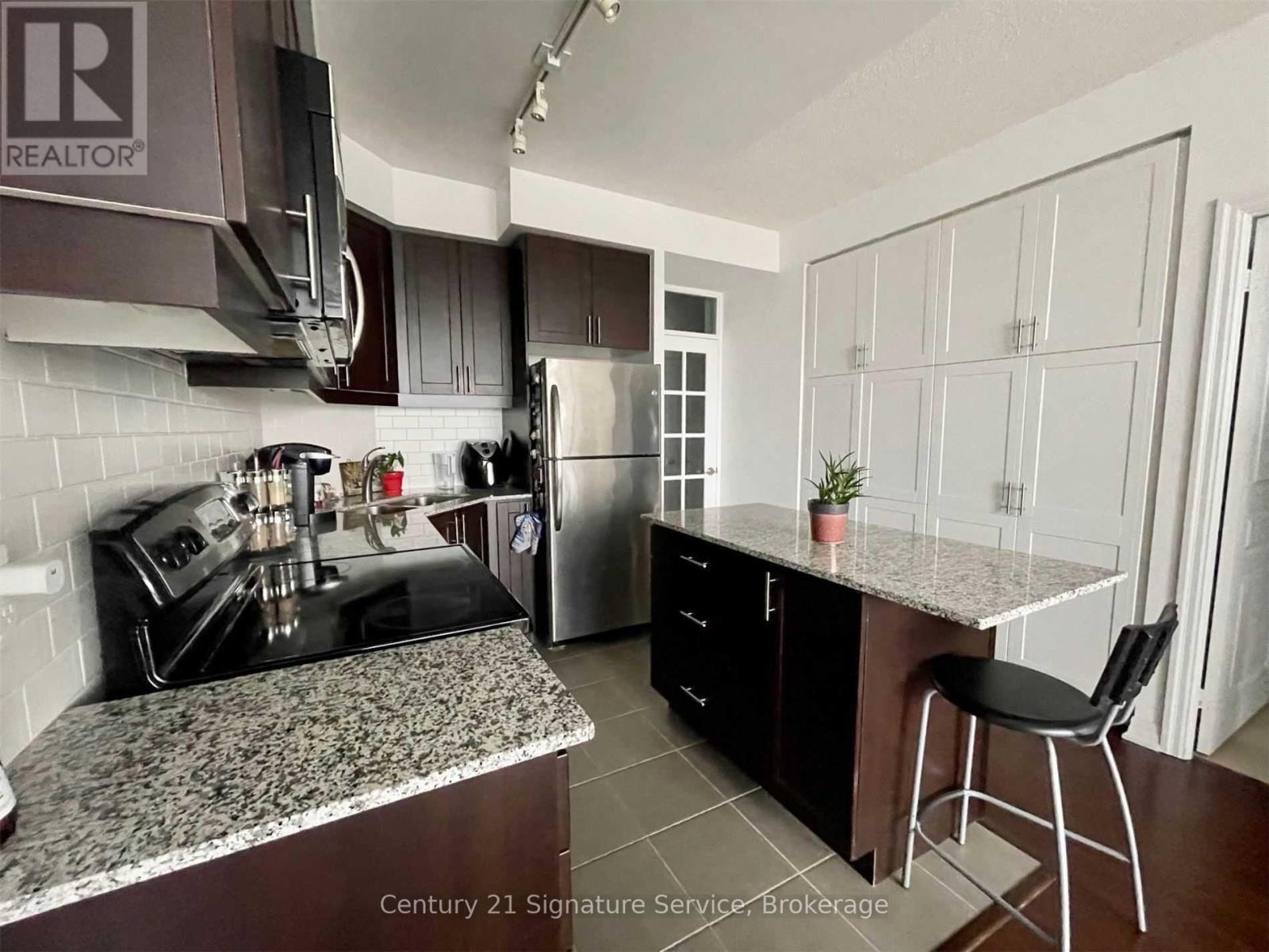 1606 - 223 Webb Drive, Mississauga, Ontario  L5B 0E8 - Photo 9 - W12843312