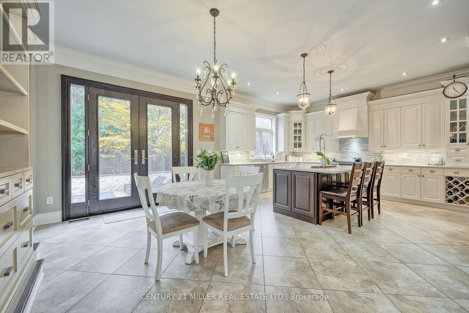 2334 Rideau Drive, Oakville, Ontario  L6H 7R6 - Photo 9 - W12843322