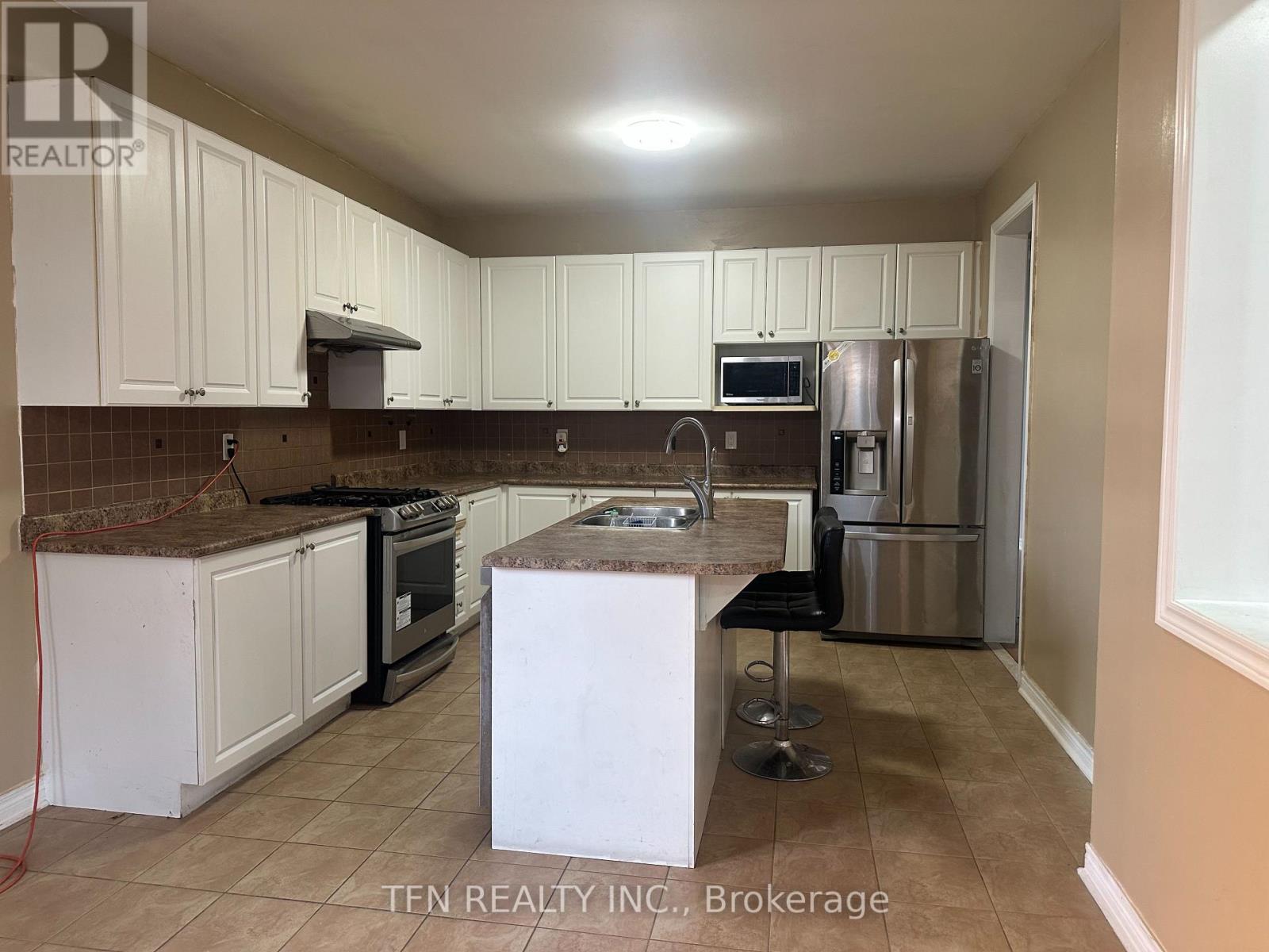 12 Whitepoppy Drive N, Brampton, Ontario  L7A 0L8 - Photo 2 - W12843380