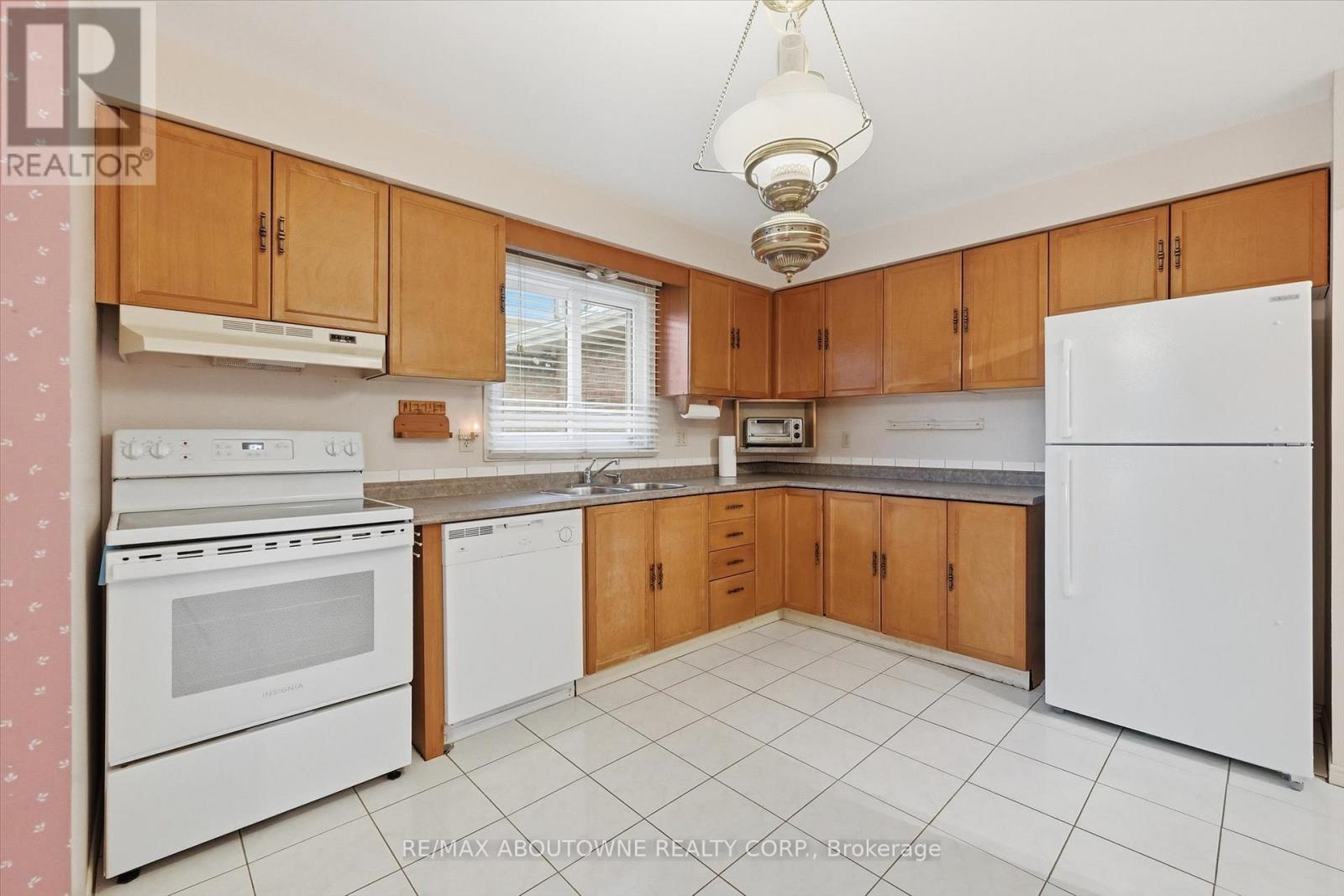 2115 Upland Drive, Burlington, Ontario  L7M 2Z2 - Photo 13 - W12843412