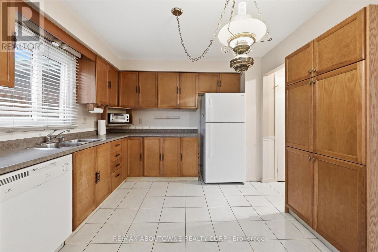 2115 Upland Drive, Burlington, Ontario  L7M 2Z2 - Photo 14 - W12843412