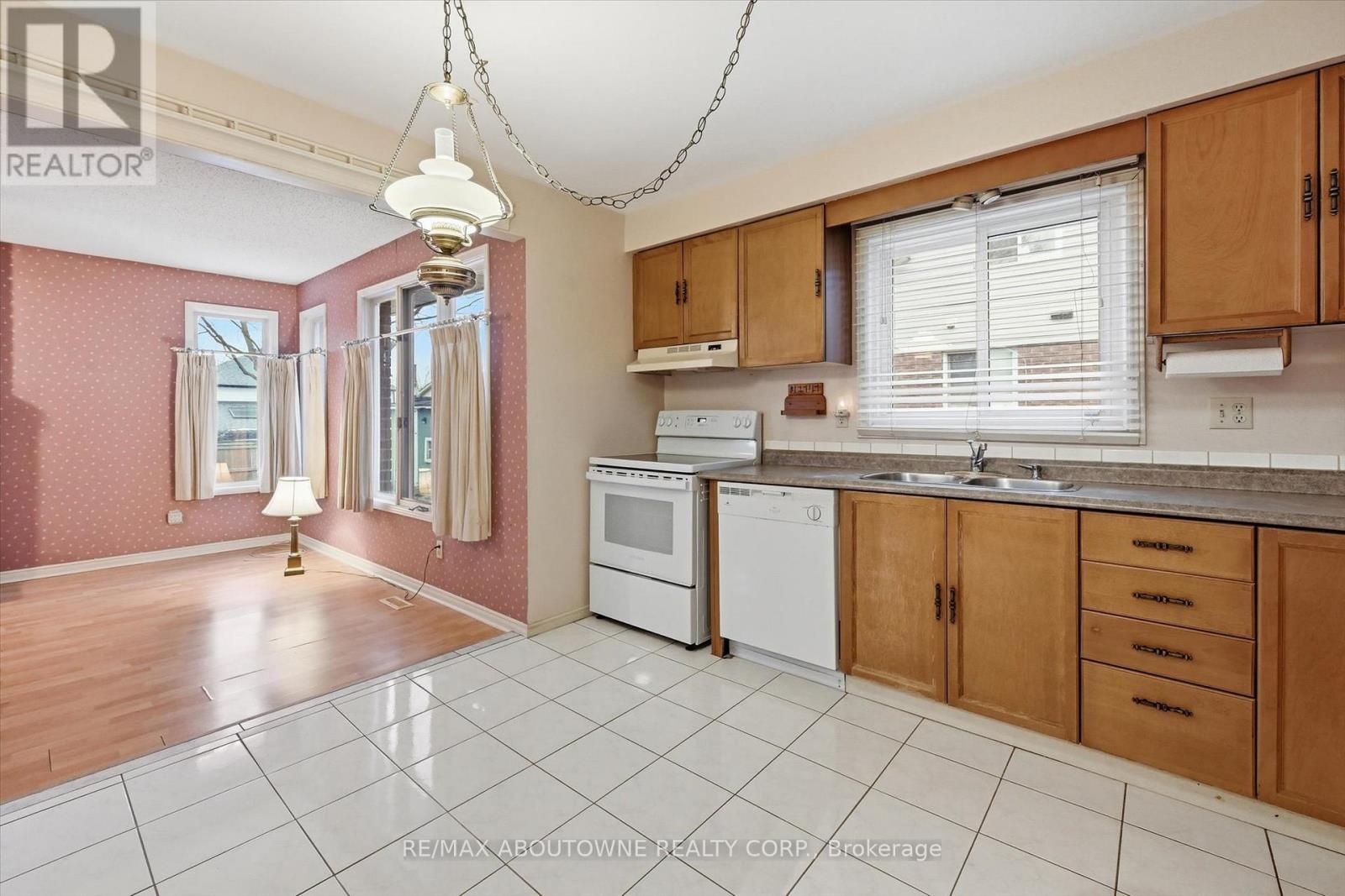 2115 Upland Drive, Burlington, Ontario  L7M 2Z2 - Photo 15 - W12843412