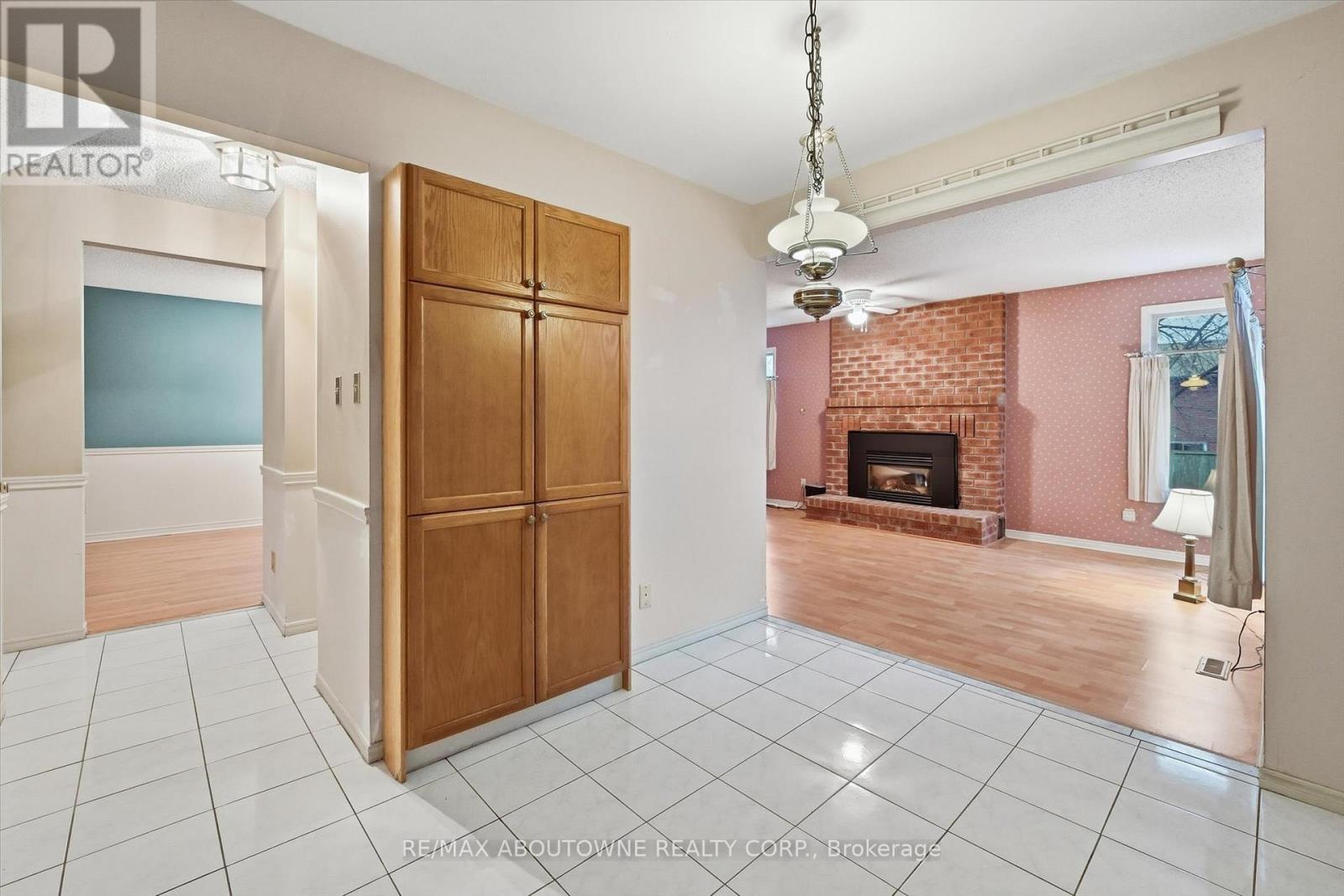 2115 Upland Drive, Burlington, Ontario  L7M 2Z2 - Photo 16 - W12843412