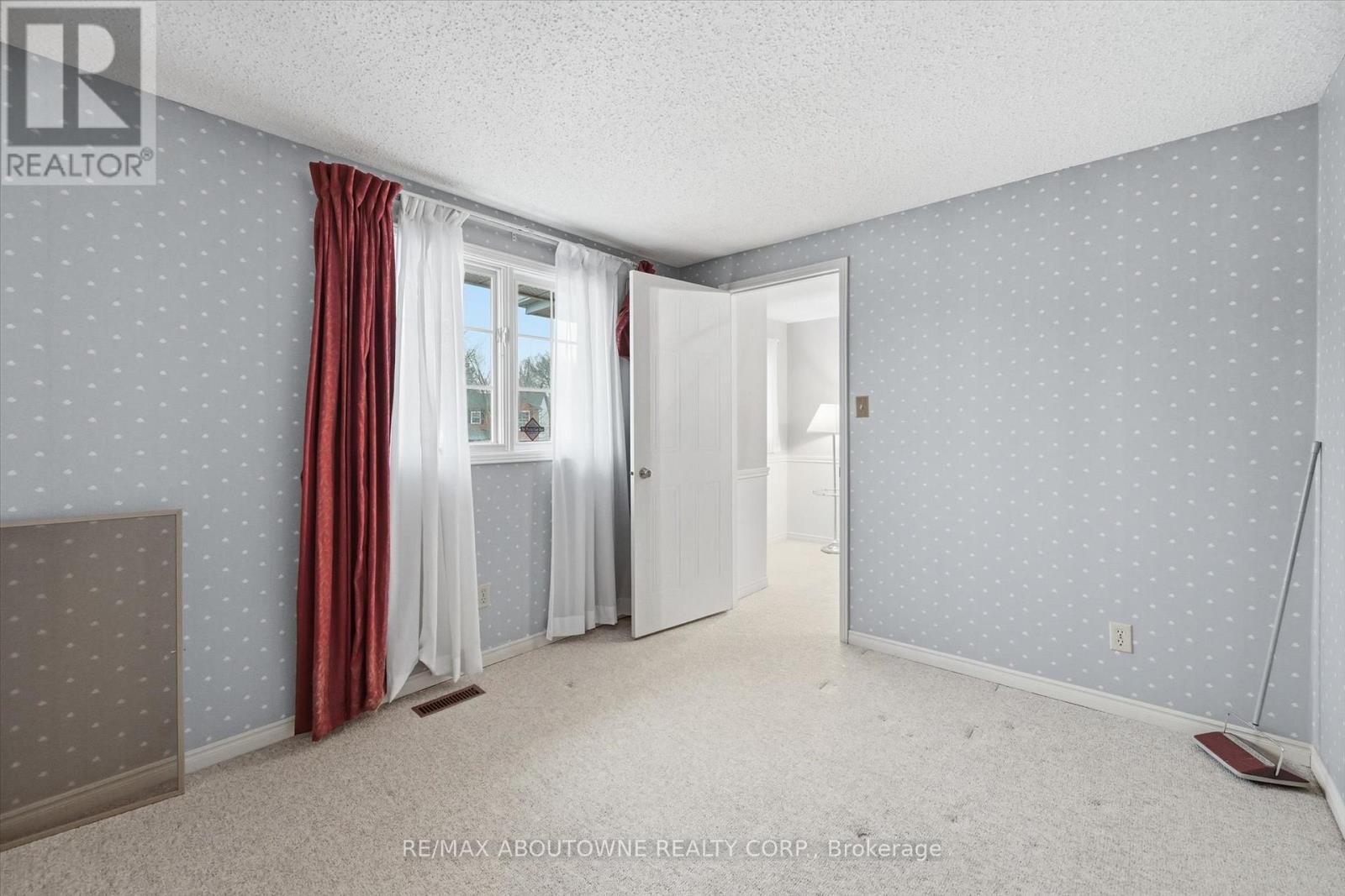 2115 Upland Drive, Burlington, Ontario  L7M 2Z2 - Photo 25 - W12843412