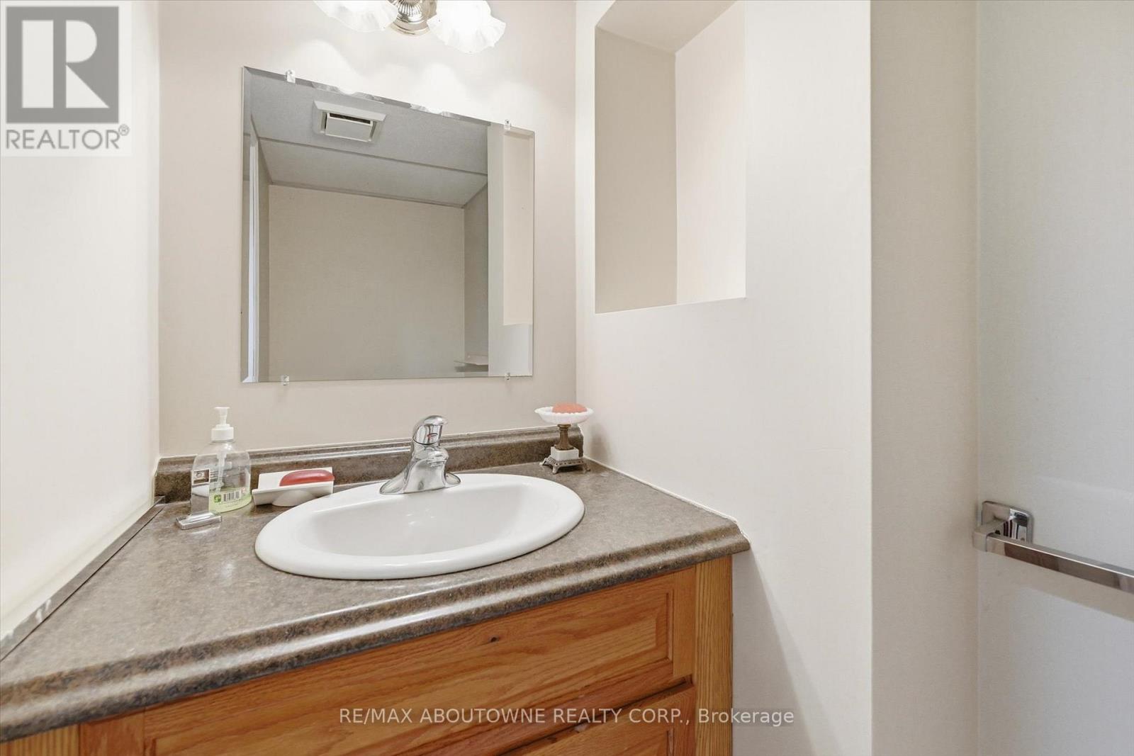 2115 Upland Drive, Burlington, Ontario  L7M 2Z2 - Photo 37 - W12843412