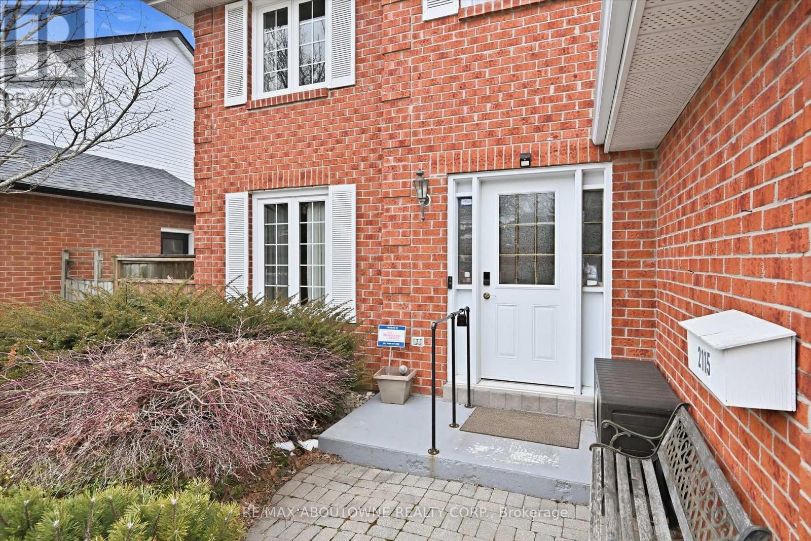 2115 Upland Drive, Burlington, Ontario  L7M 2Z2 - Photo 4 - W12843412