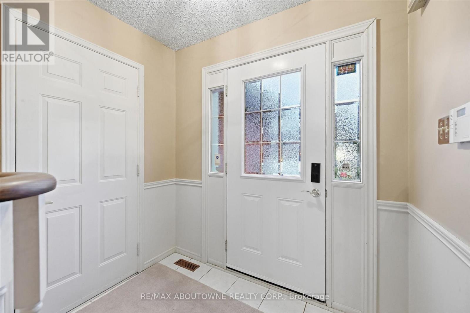 2115 Upland Drive, Burlington, Ontario  L7M 2Z2 - Photo 5 - W12843412