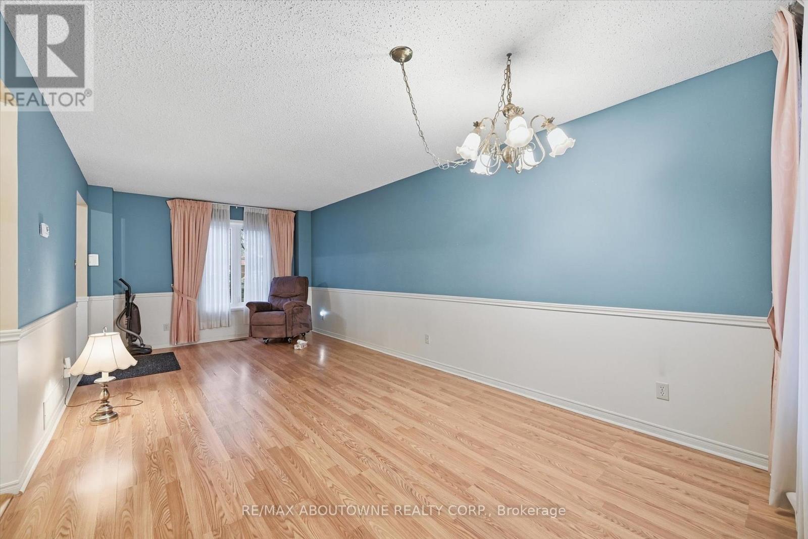 2115 Upland Drive, Burlington, Ontario  L7M 2Z2 - Photo 7 - W12843412