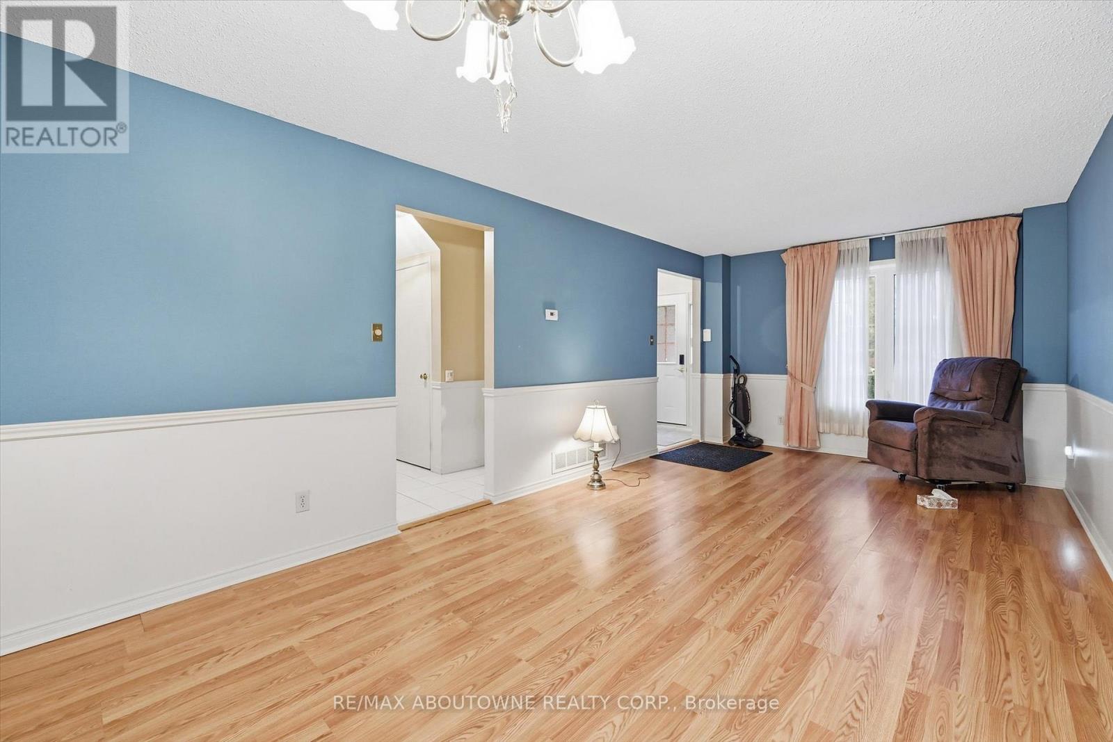 2115 Upland Drive, Burlington, Ontario  L7M 2Z2 - Photo 8 - W12843412