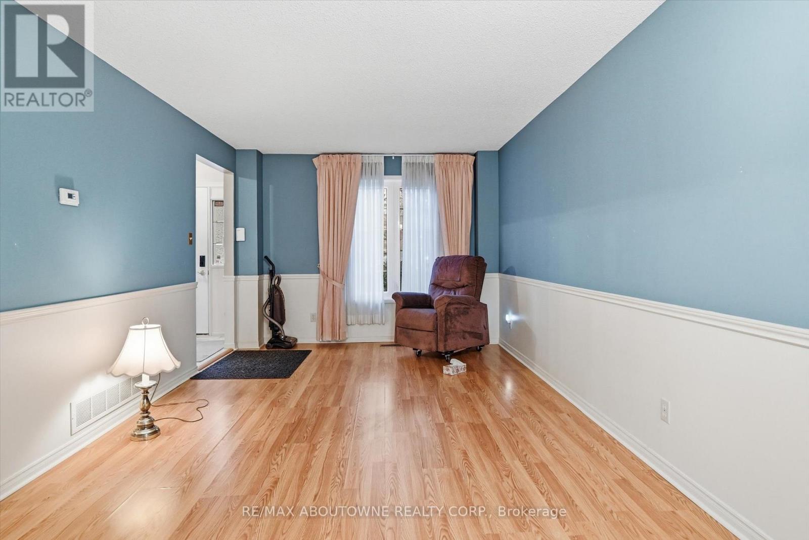 2115 Upland Drive, Burlington, Ontario  L7M 2Z2 - Photo 9 - W12843412