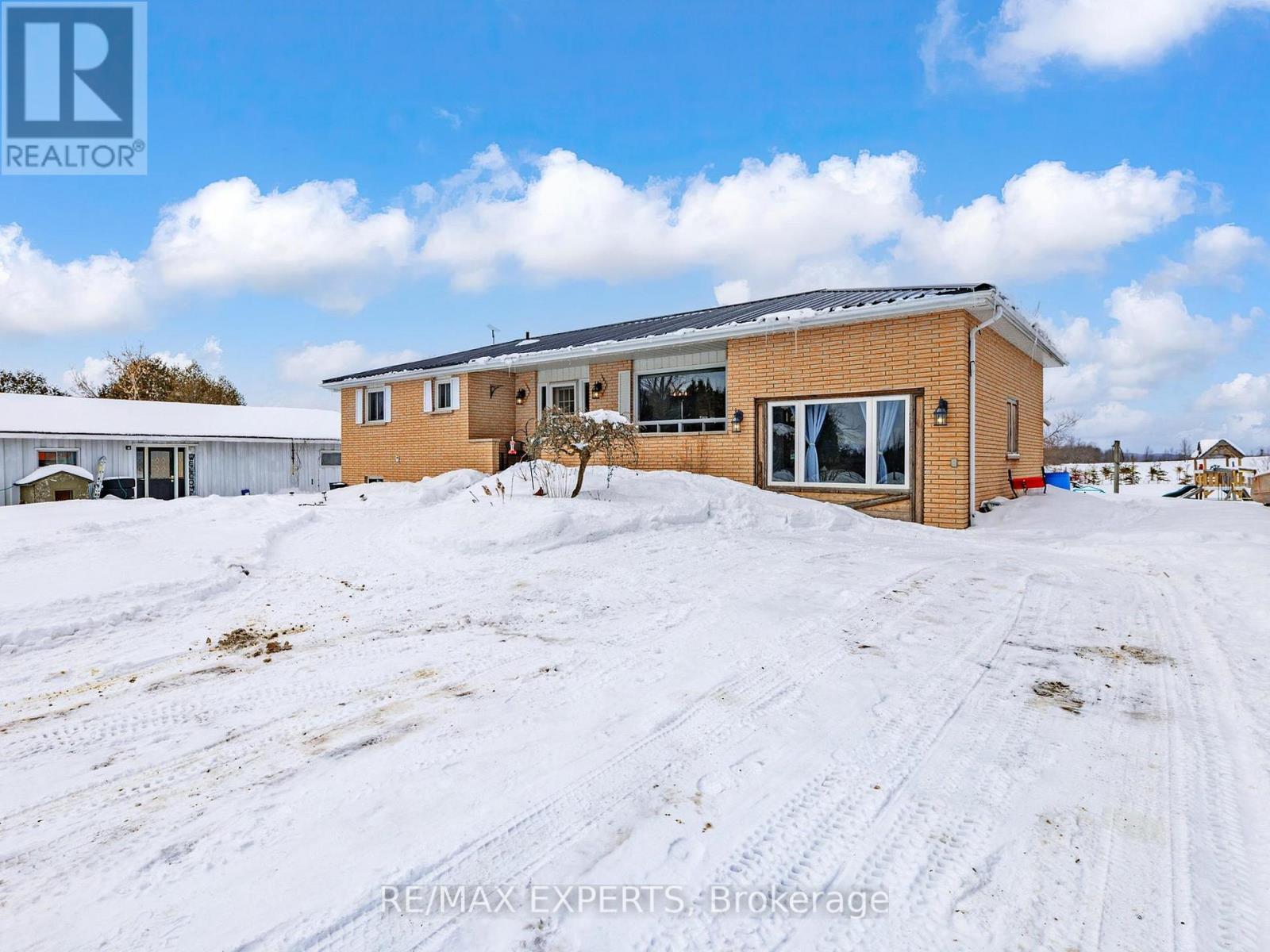 757 Kings Wharf Road, Kawartha Lakes, Ontario  K0M 1A0 - Photo 2 - X12843360