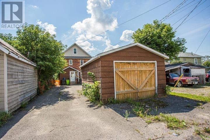 60 Cathcart St, Sault Ste. Marie, Ontario  P6A 1E1 - Photo 2 - SM260404