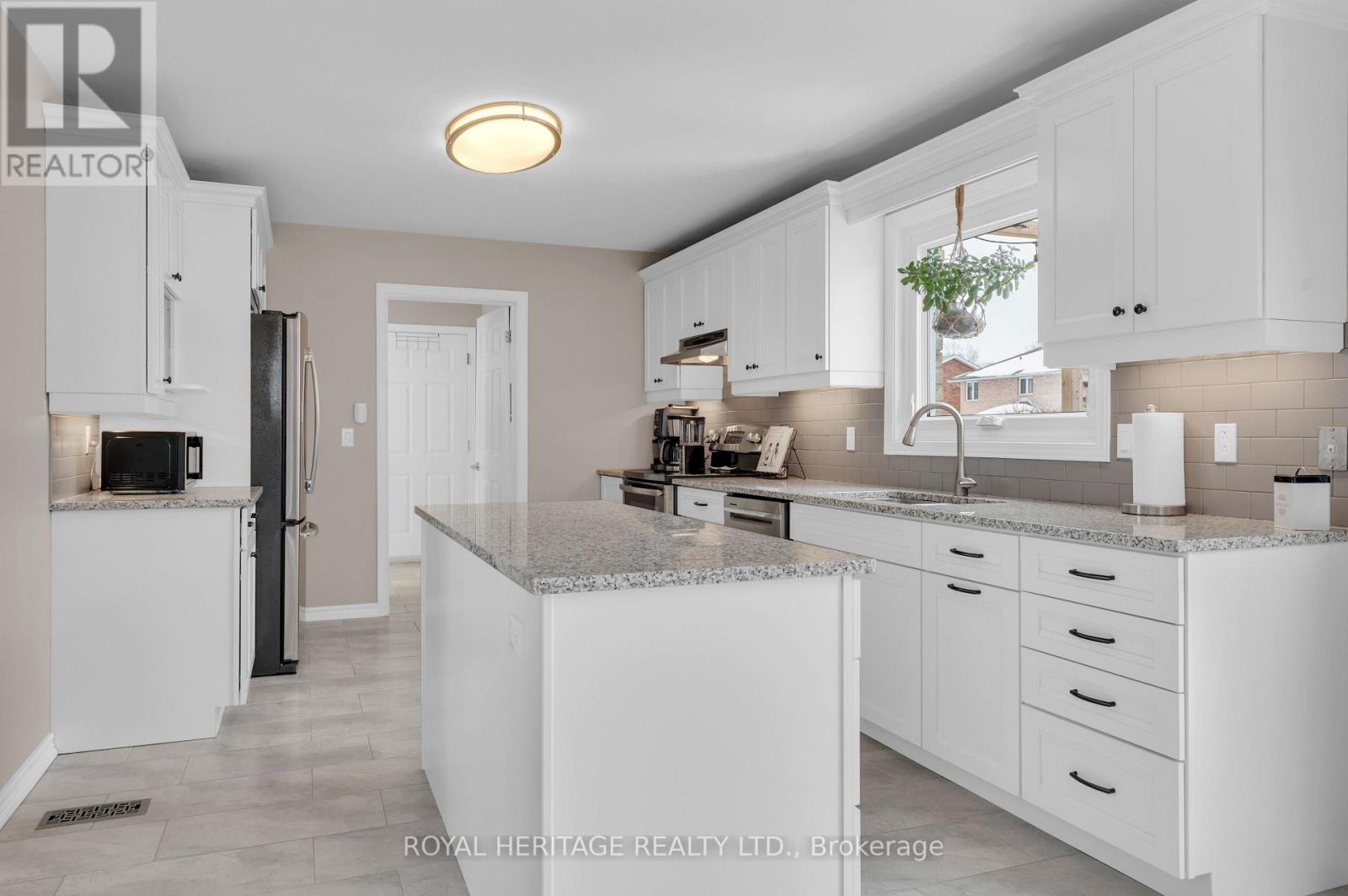 92 Parkview Heights, Quinte West (Murray Ward), Ontario  K8V 6P5 - Photo 6 - X12843568