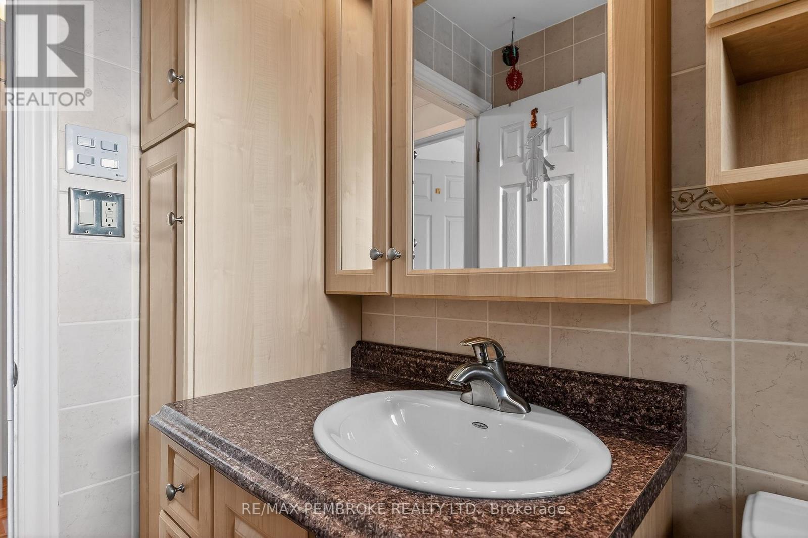 17 Roy Street, Petawawa, Ontario  K8H 3A5 - Photo 18 - X12843506