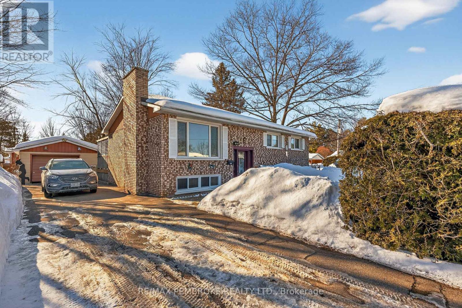 17 Roy Street, Petawawa, Ontario  K8H 3A5 - Photo 2 - X12843506