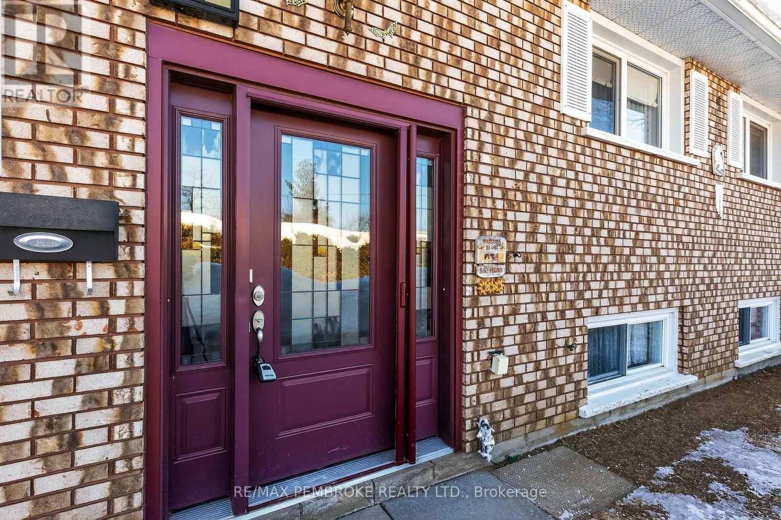 17 Roy Street, Petawawa, Ontario  K8H 3A5 - Photo 3 - X12843506