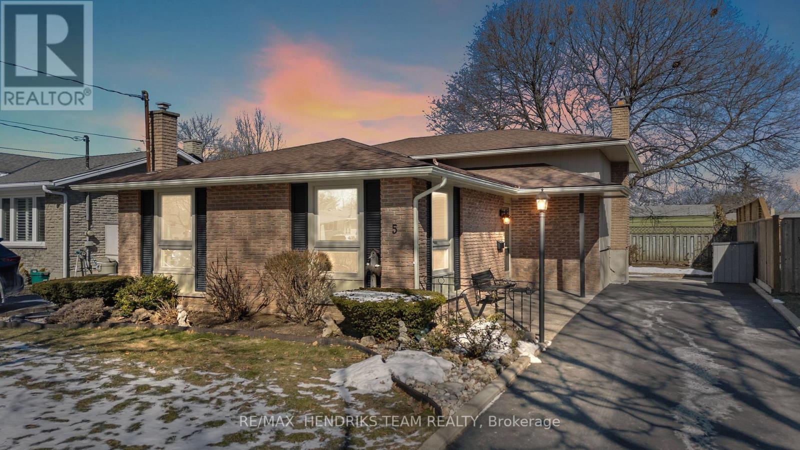 5 Sheridan Drive, St. Catharines, Ontario  L2M 6N8 - Photo 1 - X12843534