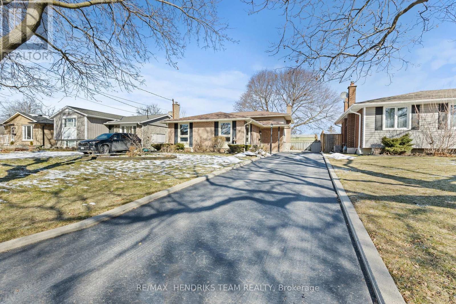 5 Sheridan Drive, St. Catharines, Ontario  L2M 6N8 - Photo 2 - X12843534