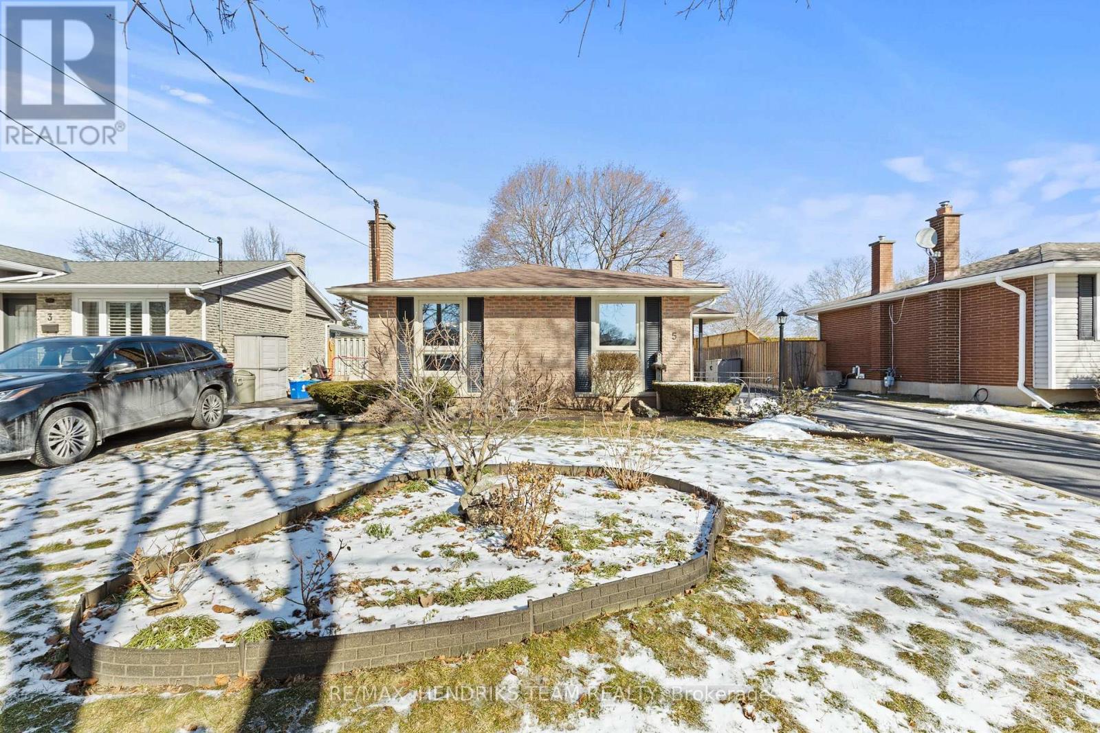 5 Sheridan Drive, St. Catharines, Ontario  L2M 6N8 - Photo 4 - X12843534