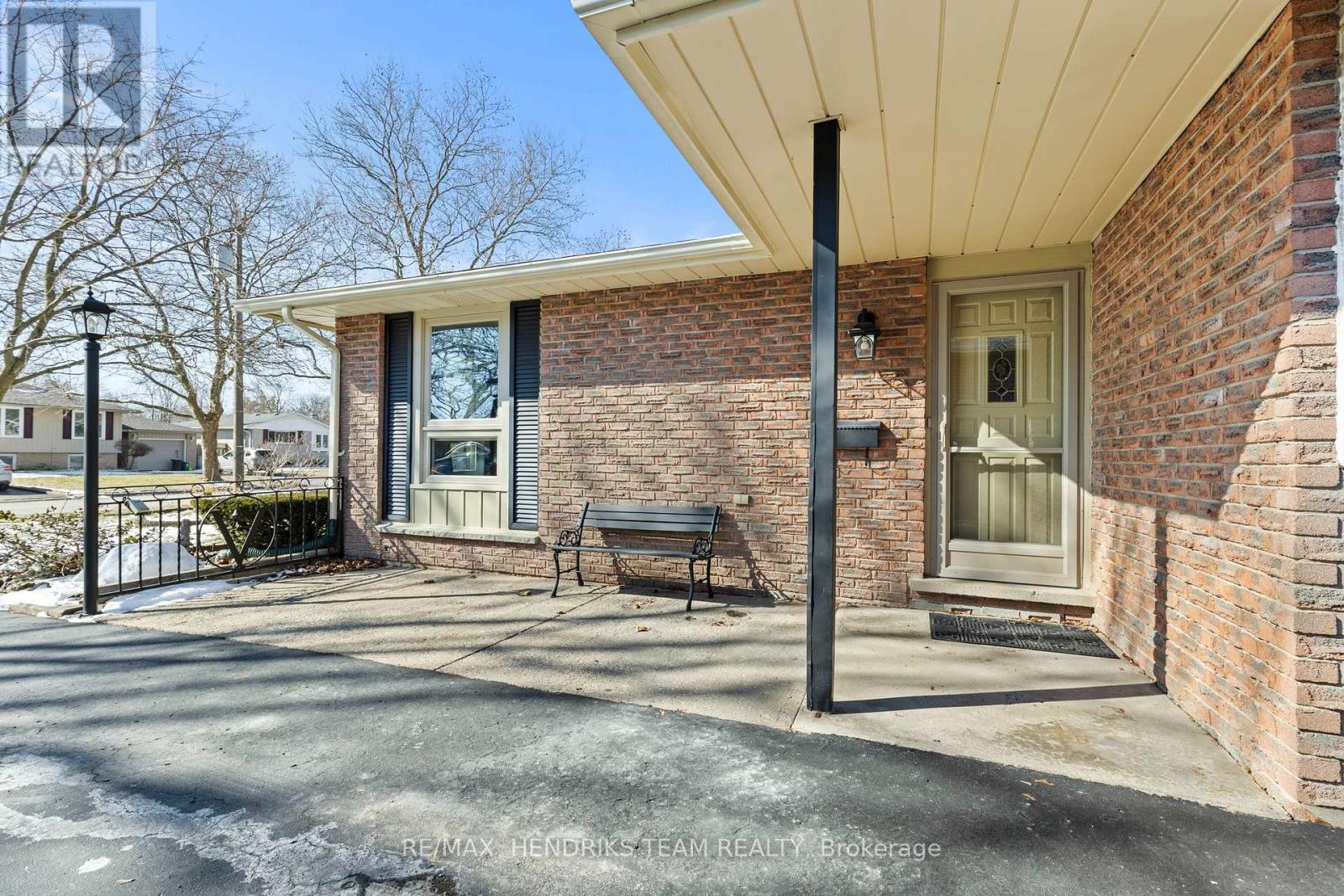 5 Sheridan Drive, St. Catharines, Ontario  L2M 6N8 - Photo 6 - X12843534