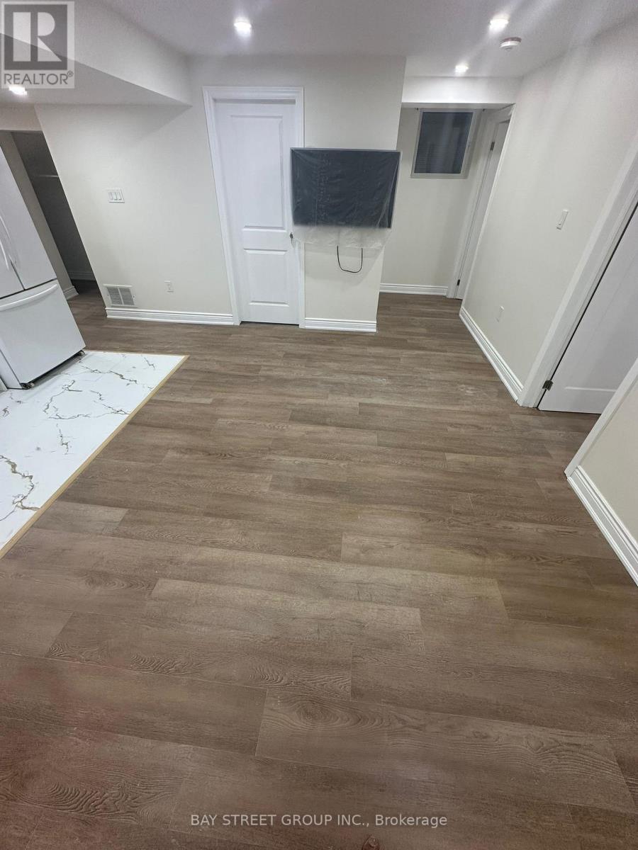 138 Sutherland Avenue, Bradford West Gwillimbury (Bradford), Ontario  L3Z 4H7 - Photo 5 - N12843572